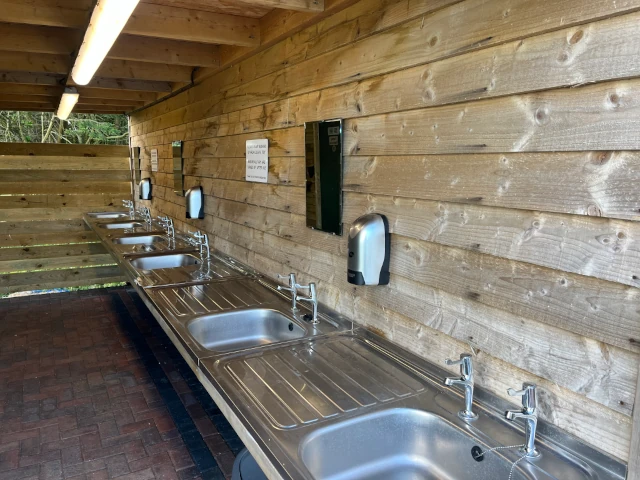 Washing up sinks